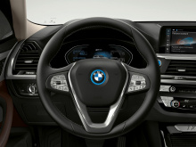 В качестве примера можно привести новый BMW iX3, полностью электрическую версию популярного X3. Хотя у iX3 есть новый задний подрамник, он разделяет большую часть своей архитектуры с обычным X3. Электрифицируя основную модель, BMW использует другой п