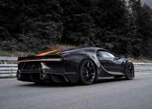 Короче говоря, Chiron Pur Sport был разработан, чтобы быть самым гибким и спортивным Bugatti, в то время как Chiron Super Sport 300+, который достиг рекордной максимальной скорости сверх волшебной отметки в 480 км/ч в прошлом году, больше о прямолине