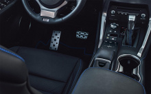 Для серии 2021 Lexus Black Line Special Edition, Lexus также включает набор из двух частей дорожных чемоданов, разработанный Zero Halliburton с хромированным лазером с логотипом «Zero Halliburton для Lexus» и логотипом Lexus с тисненой кожаной эмблем