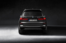 BMW Dark Shadow Edition будет оснащен полным набором стандартного и дополнительного оборудования, а также рядом пакетов. Единственным вариантом при предварительном заказе будет выбор кресел второго ряда вместо трехместной копановки. Так как же будет 