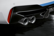 На BMW M5 характерные цвета полосы от подразделения M наносятся в виде полосы под дверями, над задним диффузором и на переднем бампере.