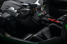 Уникальная аэродинамика достигает ошеломляющих 1200 кг прижимной силы при 250 км/ч. Внешний вид украшает большое регулируемое двухпрофильное заднее крыло, в то время как другие компоненты вдохновлены гоночными автомобилями Lamborghini Huracan.