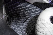 Huayra Roadster продается с 20-дюймовыми колесами спереди и 21-дюймовыми сзади, отделанными в черный глянец с белыми тормозными суппортами. Бело-черный кожаный салон дополняет экстерьер. У него на одометре всего 271,6 миль (434,5 км), редкий родстер 