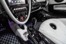 Усовершенствованный дизайн Huayra Roadster включает в себя ряд деталей из глянцевого карбона, украшающих красивый кузов, в том числе передний сплиттер, активные воздушные тормоза на капоте и задней крышке багажного отсека, боковые зеркала и задний ди