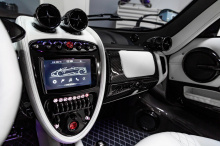 Pagani Huayra Roadster, построенный всего в количестве ста экземпляров в мире, является чрезвычайно редким и выдающимся спортивным автомобилем со средним расположением двигателя. Но этот пример еще более особенный, чем большинство. Он выставлен на пр