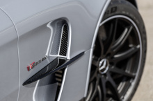 Mercedes-AMG GT Black Series, который берет свои дизайнерские реплики от нынешнего гоночного автомобиля AMG GT3, оснащен 4-литровым двигателем V8 с турбонаддувом мощностью 430 л.с. и крутящим моментом 800 Нм, что делает его самым мощным двигателем V8