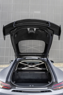 Mercedes-AMG GT Black Series, который берет свои дизайнерские реплики от нынешнего гоночного автомобиля AMG GT3, оснащен 4-литровым двигателем V8 с турбонаддувом мощностью 430 л.с. и крутящим моментом 800 Нм, что делает его самым мощным двигателем V8