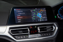 Благодаря электрическому запасу хода до 85 км, это позволит водителям совершать поездки по городу без вредных выбросов и использовать двигатель внутреннего сгорания для поездок на дальние расстояния. Служба BMW eDrive Zones использует технологию GPS-