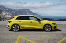 Уникальные элементы стиля Audi S3 включают блестящие боковые зеркала заднего вида под алюминий. Боковые воздухозаборники стали больше, а решетка радиатора получила другой дизайн. В качестве опции покупатели могут запросить матричные светодиодные фары