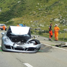 Bugatti Chiron врезался в Porsche 991 на горной дороге