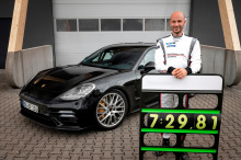 На видео Porsche Panamera развивает максимальную скорость 297 км/ч, очень быстро завершив прохождение трассы Нюрбургринг-Нордшляйфе, протяженность которой составляет 20,832 км. Рекордный пробег показал последнее время 7 минут 29,81 секунды, что сдела