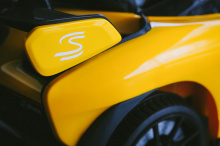 После успеха гоночных автомобилей 720S и P1 McLaren анонсировал новую модель, основанную на ограниченной серии Senna, названной в честь трехкратного чемпиона мира McLaren Formula 1 Айртона Сенны. Теперь ваши дети могут управлять одним из самых лучших