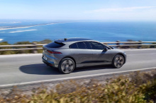 Несмотря на хорошую цену по сравнению с прямыми конкурентами, такими как Tesla Model X, полностью электрический Jaguar I-Pace по-прежнему стоит от 70 000 долларов. Это делает его недоступным для многих покупателей, которые в противном случае могут бы