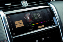 В стандартной комплектации 2021 Land Rover Discovery Sport оснащается новой продвинутой информационно-развлекательной системой Land Rover Pivi с поддержкой беспроводных обновлений программного обеспечения и переработанной системой меню. Впервые прило