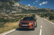 2020 Land Rover Discovery Sport был обновлен и получил новые светодиодные фары и задние фонари, увеличенную решетку радиатора и измененными передний и задний бамперы. Как самая продаваемая модель Land Rover, важно, чтобы Discovery Sport продолжал раз