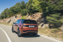 2020 Land Rover Discovery Sport был обновлен и получил новые светодиодные фары и задние фонари, увеличенную решетку радиатора и измененными передний и задний бамперы. Как самая продаваемая модель Land Rover, важно, чтобы Discovery Sport продолжал раз