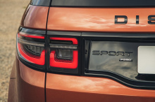 После запуска в начале этого года нового подключаемого гибрида Discovery Sport P300e 2021 Land Rover Discovery Sport будет доступен с четырехцилиндровым дизельным двигателем Ingenium с 48-вольтовой технологией мягкого гибрида и рекуперативным торможе