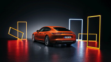 Новый Porsche Panamera 4S E-Hybrid сочетает в себе электродвигатель мощностью 136 л.с. с 440-сильным 2,9-литровым битурбо двигателем V6 с общей мощностью 560 л.с. и 750 Нм крутящего момента. Он разгоняется до 100 км/ч за 3,7 секунды и имеет запас ход