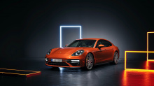 Turbo S получает систему Porsche Active Suspension Management (PASM) и систему стабилизации крена Porsche Dynamic Chassis Control Sport (PDCC Sport), которая включает в себя Porsche Torque Vectoring Plus (PTV Plus).