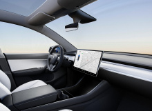 В настоящее время Tesla предлагает функцию «умного вызова», которая позволяет автомобилям перемещаться по стоянке и подъезжать к водителю, пока его машина находится в пределах прямой видимости. Маск, которому задали несколько вопросов после демонстра