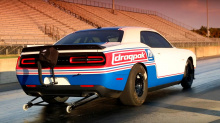 2021 Dodge Challenger Mopar Drag Pak был разработан для конкуренции с Ford Mustang Cobra Jet и Chevrolet COPO Camaro на треке, и его цена, соответствующая такой специализированной, специально созданной машине, составляет 143 485 долларов, согласно со