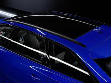 И теперь Audi чествует RS2 Avant новым выпуском RS6 Avant Tribute. Ограниченный всего 25 экземплярами в США, он отдает дань уважения оригинальному универсалу с уникальными элементами внешнего и внутреннего стиля, включая внешнюю краску Nogaro Blue с 