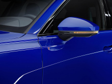 И теперь Audi чествует RS2 Avant новым выпуском RS6 Avant Tribute. Ограниченный всего 25 экземплярами в США, он отдает дань уважения оригинальному универсалу с уникальными элементами внешнего и внутреннего стиля, включая внешнюю краску Nogaro Blue с 