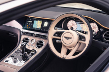 Штрихи, которые делают Bentley Continental GT Mulliner таким уникальным, включают новую матричную решетку «Double Diamond»; это делает Mulliner мгновенно узнаваемым. Решетка дополнена соответствующими вентиляционными отверстиями на передних крыльях с
