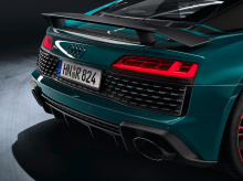 Логотипы Green Hell R8 наклеены на боковые стороны и лобовое стекло. Пакет отделки матово-черным цветом добавляет акценты на переднюю часть, пороги и диффузор.