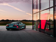 «24 часа на Нюрбургринге» состоится в эти выходные. Очевидно, в Audi согласны, что это одно из лучших соревнований на выносливость. Audi R8 Green Hell отдает дань уважения уникальным образом.