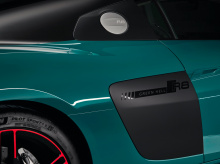 Цвет выпуска, единственная стандартная схема окраски, dark Tioman green. У клиентов есть выбор: ibis white, Daytona gray или mythos black, если они предпочитают что-то другое.