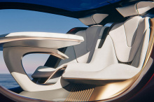 Концепт Huang EV рисует картину полностью электрического grand tourer 2035 года с трехместными сиденьями и технологиями автономного вождения 5-го уровня. Как и Mercedes Vision AVTR Concept, Vision Duet не имеет традиционного рулевого колеса или педал