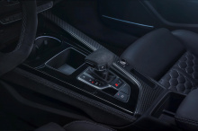 После обновлений в прошлом году на рынок поступят 2021 Audi RS5 Sportback и 2021 Audi RS5 Coupe с некоторыми новыми обновлениями и двумя специальными моделями. Оба варианта RS5 теперь больше похожи на RS6 и RS7 с новой решеткой Singleframe, вентиляци