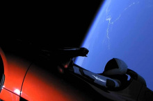 Веб-сайт «Где находится родстер» (Where is Roadster) посвящен отслеживанию блуждающего родстера на протяжении всего его путешествия и отмечает, что Стармен, манекен, пилотирующий родстер, является самым быстро движущимся манекеном в истории. На сайте