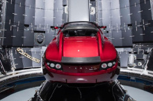 Tesla Roadster, который, как говорят, разгоняется от 0 до 100 км/ч за 1,9 секунды, развивает максимальную скорость 400 км/ч и имеет максимальную дальность хода 990 км, в настоящее время находится в 60 миллионах км от нашей планеты и обращается вокруг