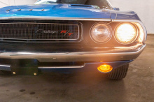 Конечно, этот Dodge Challenger R/T 1970 года является очень ухоженным автомобилем и представляет собой одну из всего 287 моделей Hemi R/T с жестким верхом, построенных в 1970 году. Он окрашен в яркий синий металлик, имеет синие колеса с колпаками и о