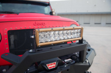 Так что же делает этот 2014 Jeep Wrangler года таким особенным? Оказывается, довольно много. Этот Wrangler был тщательно модифицирован компанией Starwood Motors для выставки SEMA 2014 и оснащен массивным 7,0-литровым двигателем Hemi V8, полностью кас