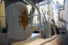 Другие детали, которые выделяют эту Toyota Mirai, включают светодиодную систему освещения, пару позолоченных знаков отличия и флаги дипломата Ватикана над передними крыльями.