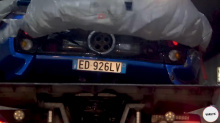 Кто-то в Италии недавно ехал по шоссе ночью, когда наткнулся на очень необычное зрелище: поврежденный Pagani Zonda S на кузове эвакуатора. Поскольку не каждый день можно увидеть Pagani Zonda в металле, не говоря уже о разбитом, водитель последовал за