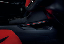 Чтобы помочь Civic Type R выделиться из толпы, Honda Access предлагает новые многоспицевые колеса Modulo FK8. В отличие от стандартных 20-дюймовых черных колес, кастомные диски окрашены в белый цвет с красными центральными крышками и тормозными суппо