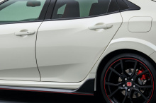 Чтобы помочь Civic Type R выделиться из толпы, Honda Access предлагает новые многоспицевые колеса Modulo FK8. В отличие от стандартных 20-дюймовых черных колес, кастомные диски окрашены в белый цвет с красными центральными крышками и тормозными суппо