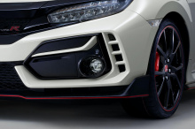 В 2020 модельном году Honda Civic Type R был обновлен и получил улучшенные характеристики, чтобы облегчить ожидание модели следующего поколения. В Японии владельцы теперь могут оснастить свой Civic Type R рядом установленных официальным дилером аксес