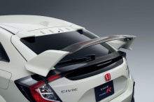 В других местах привлекательная красная отделка может быть применена ко всей ширине передней панели Civic Type R, дополненной красными колпаками наружных зеркал заднего вида.