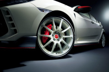 В других местах привлекательная красная отделка может быть применена ко всей ширине передней панели Civic Type R, дополненной красными колпаками наружных зеркал заднего вида.