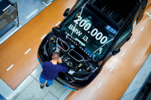 Фактически, i3 остается самым продаваемым автомобилем премиум-класса в сегменте супермини. BMW указывает на исследование 2019 года, согласно которому общие эксплуатационные расходы i3s в среднем примерно на 20 процентов ниже, чем у BMW с двигателем в