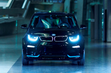 В это трудно поверить, но BMW i3 впервые появился в 2013 году. Наряду с тогда еще новым BMW i8, i3 запустил суббренд немецкого автопроизводителя i. Но, в отличие от i8, выпуск i3 не прекращается. Вместо этого сейчас 200-тысячный образец сходит с конв