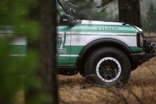 Основанный на четырехдверном автомобиле Bronco Badlands с пакетом Sasquatch, этот концепт сочетает в себе серьезные внедорожные и универсальные возможности с прочными материалами Filson. Окрашенная в зеленый цвет Forest Service Green как дань уважени