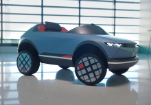 Созданный на основе стиля 45 Concept, этот еще не названный маленький электромобиль создан специально для маленьких детей и сочетает в себе классный стиль «кинетической кубической лампы» с угловатыми линиями и цветом кузова Performance Blue с яркими 