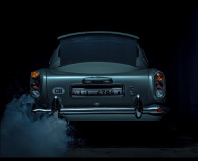 Несмотря на то, что он по-прежнему стоит больше, чем новый Aston Martin Vantage, этот DB5 1964 года на самом деле является репликой демонстрационного автомобиля в масштабе 1:1. У него нет двигателя или трансмиссии, а корпус сделан из стеклопластика. 