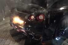 Чтобы добраться до огня, один из прохожих даже срывает задний бампер автомобиля. В конце концов, кто-то появляется с огнетушителем и спасает горящий GT-R от окончательного разрушения.